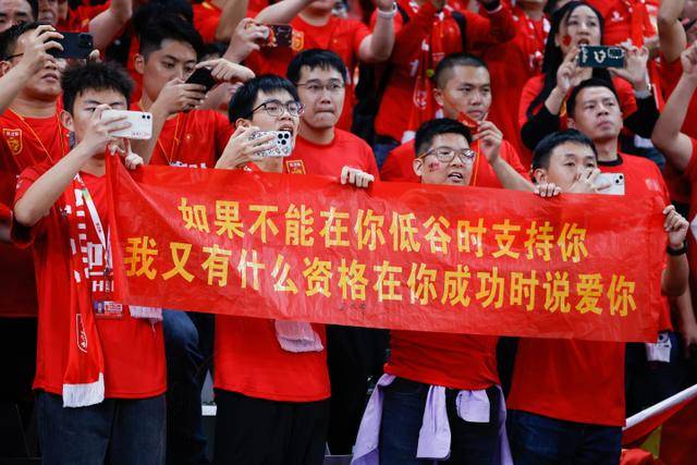 中国女排公布对阵美国队14人名单，两点引热议，张籽萱意外落选
